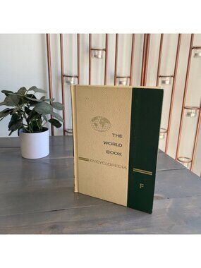 Vintage 1967 The World Book Encyclopedia Volume 7-F Top Edge Gold Gild
